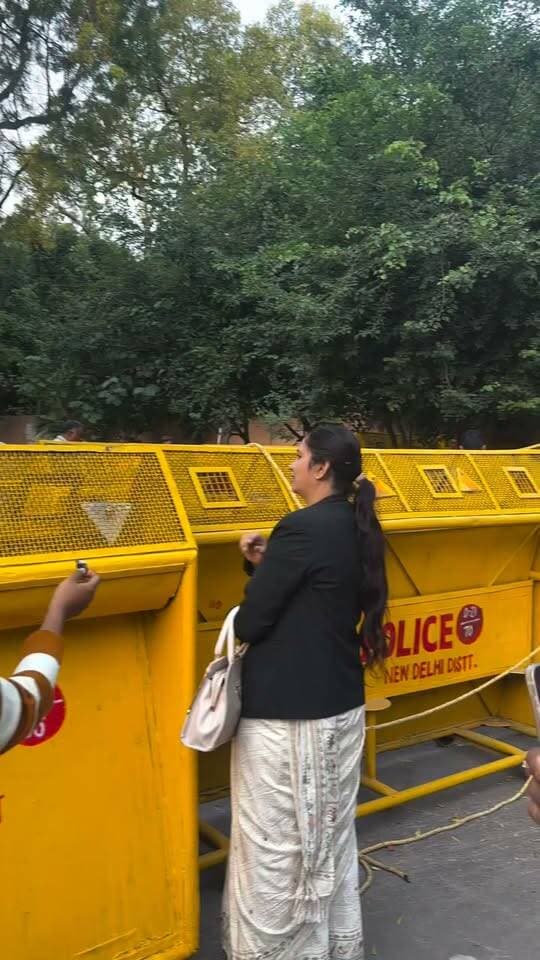 Ground Report: महिला वकील से बहस हो रही है।
#trending #cjp #cjpprotest #cockroachjantaparty #Delhi