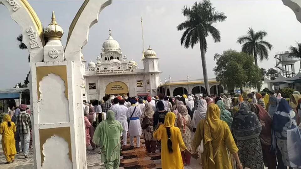 *स्लग - नानकमत्ता साहिब में कई दिनों से चल रहा सहज पाठ आज संपन्न, गुरु की गद्दी सुशोभित कर ले जाते सेवादार*
*स्थान - गुरुद्वारा श्री नानकमत्ता साहिब*
*रिपोर्ट - सुरेन्द्र कुमार*
*एंकर लीड -*
श्री नानकमत्ता साहिब में डेरा कार सेवा द्वारा कई दिनों से करवाई जा रही सेवा और सहज पाठ का आज विधि-विधान के साथ समापन हुआ। इसके बाद गुरु महाराज की गद्दी को बड़े सत्कार के साथ गुरुद्वारा साहिब में ले जाया गया।
*वीओ - 01*
आपको बता दें कि गुरुद्वारा श्री नानकमत्ता साहिब में पिछले कई दिनों से डेरा कार सेवा के सेवादारों द्वारा सरोवर, परिक्रमा और गुरुद्वारा परिसर में सेवा कार्य चल रहा था। इसी दौरान श्री गुरु ग्रंथ साहिब जी का सहज पाठ भी रखा गया था।
*वीओ - 02*
आज अमावस्या के पावन मौके पर पाठ का भोग डाला गया। रागी जत्थे द्वारा गुरबाणी कीर्तन किया गया, अरदास हुई और उसके बाद गुरु की गद्दी को फूलों से सजाकर, बोले सो निहाल के जयकारों के साथ मुख्य गुरुद्वारा साहिब में सुशोभित किया गया।
इस मौके पर बड़ी संख्या में संगत मौजूद रही। सेवादारों ने सिर पर गुरु की गद्दी को धारण कर पूरे श्रद्धा भाव से गुरुद्वारा साहिब तक पहुंचाया। पूरे परिसर में सतनाम वाहे गुरु की गूंज रही।
डेरा कार सेवा के बाबा जी और गुरुद्वारा प्रबंधक कमेटी ने बताया कि सेवा निरंतर जारी रहेगी