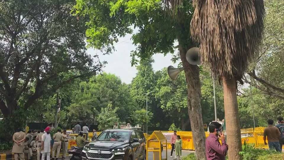 जंतर मंतर प्रोटेस्ट कवर करने वाले मीडियाकर्मियों के लिए दिल्ली पुलिस का विशेष निर्देश लाउडस्पीकर 📢 से
प्रोटेस्टर और पुलिस से उचित दूरी बनाए रखने की अपील
उचित दूरी- बहुत जरुरी
वरना तैयारी है पूरी पूरी