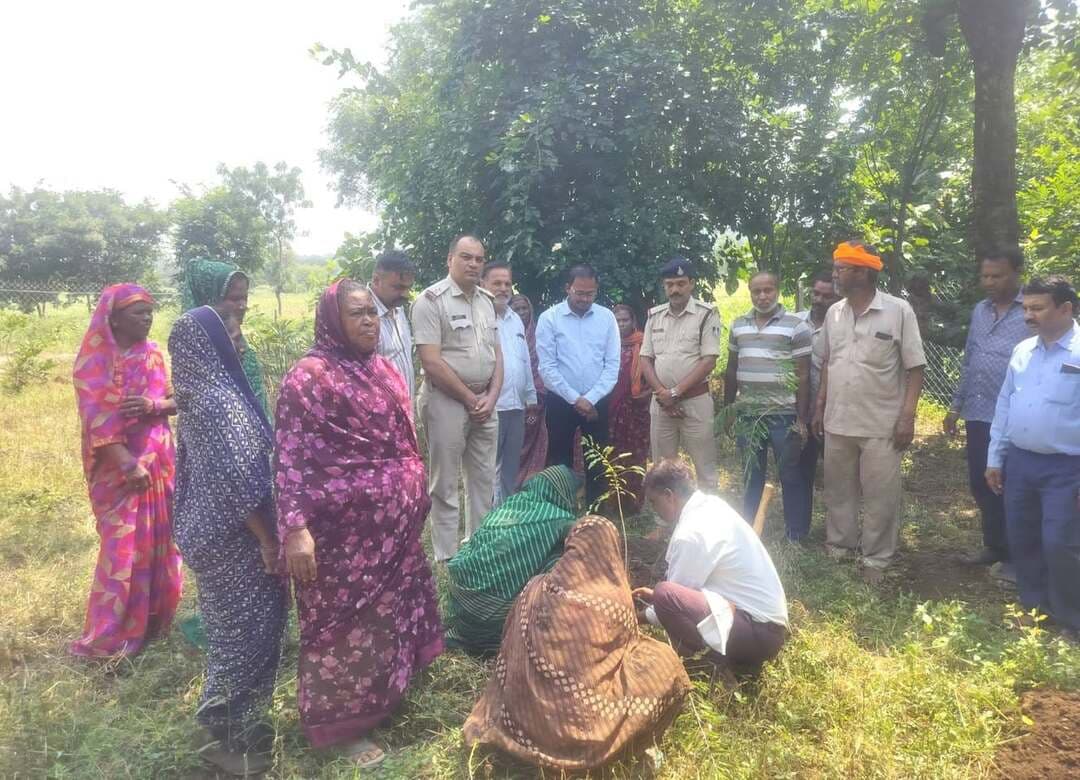ग्राम टेमनी खुर्द में वृहद पौधारोपण कार्यक्रम आयोजित, पर्यावरण संरक्षण का दिया संदेश
=============
ग्राम पंचायत टेमनी खुर्द के ग्राम टेमनी खुर्द में गत दिवस वृहद पौधारोपण कार्यक्रम आयोजित किया गया। कार्यक्रम में जनप्रतिनिधियों, पुलिस विभाग के अधिकारियों, पंचायत प्रतिनिधियों, शिक्षकों एवं ग्रामवासियों ने उत्साहपूर्वक सहभागिता की तथा पर्यावरण संरक्षण का संदेश दिया।
कार्यक्रम में चौकी प्रभारी श्री दुर्गेश तिवारी, श्री ठाकुर, ग्राम पटेल श्री नरेश कोड़ले, सरपंच श्री दिनेश आरसिया, सचिव श्री फागूलाल नायक, श्री गणपत सोलंकी, शिक्षक श्री जीएस धुर्वे, श्री विनय साहू, श्री ईश्वरदास आरसिया सहित अन्य ग्रामवासी एवं महिलाएं उपस्थित थी।
पर्यावरण मित्र श्री कैलाश सोनेवार ने बताया कि पौधारोपण के माध्यम से पर्यावरण एवं जैव विविधता संरक्षण, हरियाली संवर्धन तथा प्रकृति के प्रति जिम्मेदारी निभाने का संदेश दिया गया। उन्होंने कहा कि वर्तमान परिदृश्य में पेड़-पौधों की कमी के कारण वनस्पति की कई प्रजातियां विलुप्त होने की स्थिति में हैं। इन प्रजातियों को पुनर्जीवित करके ही जैव विविधता संरक्षण की दिशा में कार्य किया जा सकता है। वृक्ष हमें शुद्ध प्राणवायु प्रदान करने के साथ-साथ पर्यावरण संतुलन बनाए रखने में भी महत्वपूर्ण भूमिका निभाते हैं। कार्यक्रम में उपस्थित सभी लोगों ने अधिक से अधिक पौधे लगाने तथा उनकी देखभाल कर उन्हें वृक्ष के रूप में विकसित करने का संकल्प लिया।