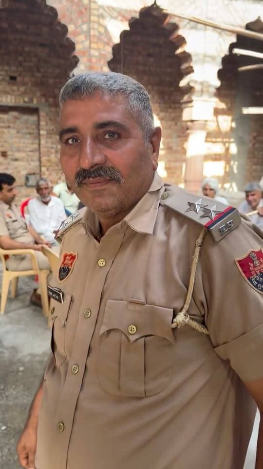 ये वाला ग़ज़ब है. गाँव वालों को डीटेन करने गई पुलिस को लोगों ने ही डीटेन कर लिया.
हरियाणा के कबूलपुर का मामला है.