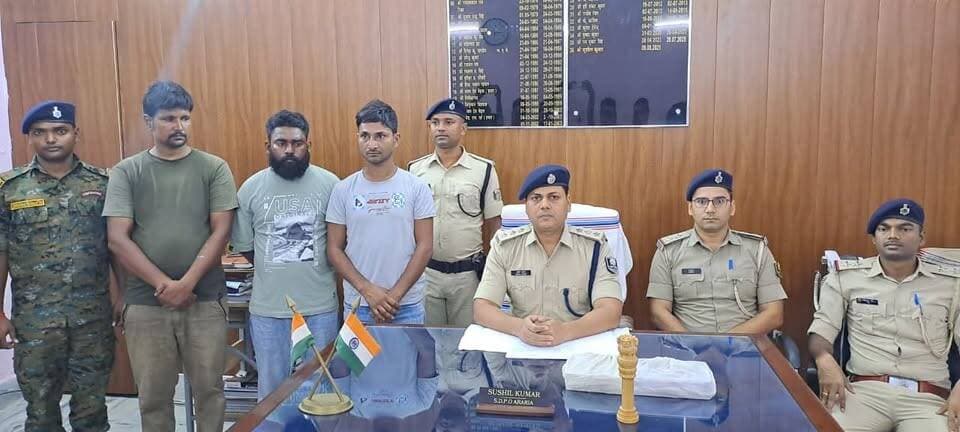 अररिया में STF और पुलिस की बड़ी कार्रवाई, 300 ग्राम स्मैक के साथ 3 तस्कर गिरफ्तार।