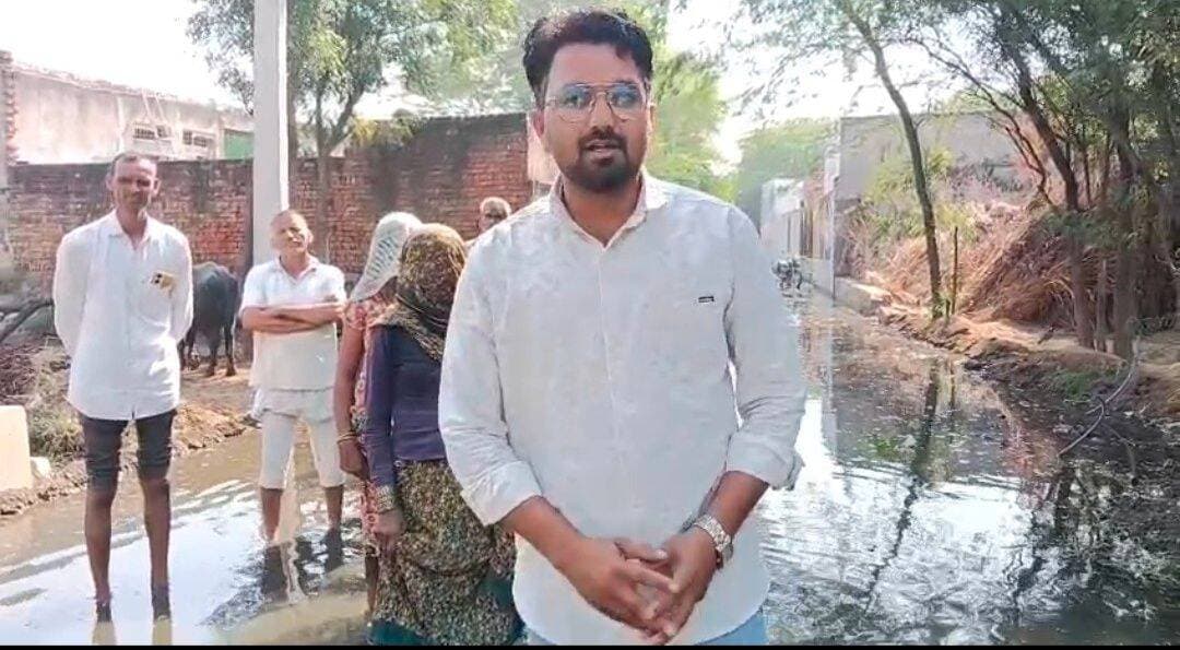 मुंढेरा की जाटव बस्ती में जलभराव से हाहाकार, कागजों में हुआ समाधान*
भरतपुर। मुंढेरा गांव की जाटव बस्ती बदहाली का शिकार है। बिना नाली-निकासी के मनरेगा से बनी सड़क ने जलभराव और बढ़ा दिया है। निवासी किशोर जी ने 181 पर शिकायत की थी, आरोप है कि ग्राम विकास अधिकारी ने कागजों में समाधान दिखा दिया, जबकि मौके पर हालात जस के तस हैं। ग्रामीणों ने जिला प्रशासन से निष्पक्ष जांच और दोषियों पर कार्रवाई की मांग की है।