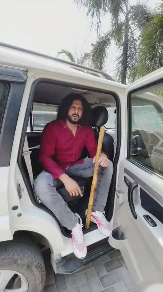 ऐसे लोगों के लिए जनता की राय क्या है कमेंट बॉक्स में ज़रूर बताएं।
पुलिस के द्वारा ऐसे लोगों को डिटेन या गिरफ्तार क्यों नहीं किया जाता जो सोशल मीडिया पर खुलेआम दबंगई से दंगे भड़काने का काम करते दिखाई देते हैं।
क्या ऐसे लोगों के ऊपर पुलिस को कार्यवाही करनी चाहिए?
आपकी क्या राय है इस विडियो को लेकर कमेंट बॉक्स में ज़रूर बताएं।