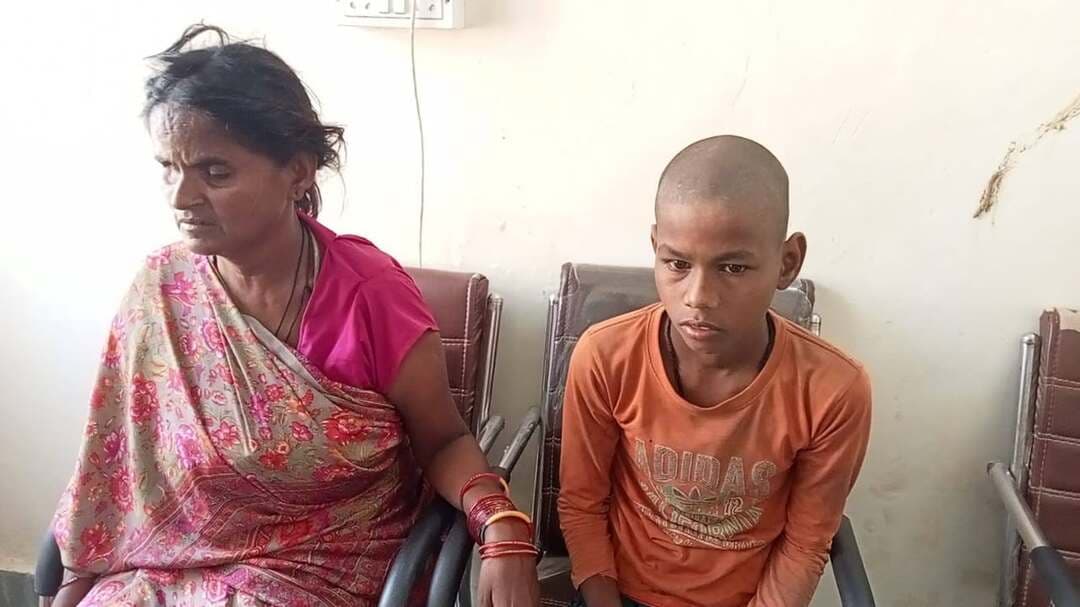 रायबरेली सदर SDM गौतम सिंह की मानवीय पहल..
SDM सदर गौतम सिंह की संवेदनशील पहल से दिव्यांग दंपति को मिली बड़ी राहत।
बरवारीपुर निवासी सावित्री देवी-सीताराम का 3 महीने में हुआ बंटवारे के मुकदमे का निस्तारण।
बेटी की शादी के बाद 2 लाख के कर्ज से था परेशान परिवार।
परिजनों को जमीन बेचने में आ रही थी दिक्कते।
जुलाई में बेटे के साथ SDM से मिली थी बुजुर्ग दिव्यांग महिला।
SDM ने मानवता दिखाते हुए खुद पहल कर अधिवक्ता से कराया था मुकदमा दायर।
वही शुक्रवार को SDM गौतम सिंह ने अंतिम डिक्री पारित कर दंपति को सौंपी।
भावुक हुई दिव्यांग सावित्री देवी।
समाधान मिलने पर दिव्यांग दंपति ने SDM सदर को दिया दीर्घायु होने का आशीर्वाद।
फिलहाल सदर एसडीएम के इस कार्य से जनपद में हो रही उनकी प्रशंसा।