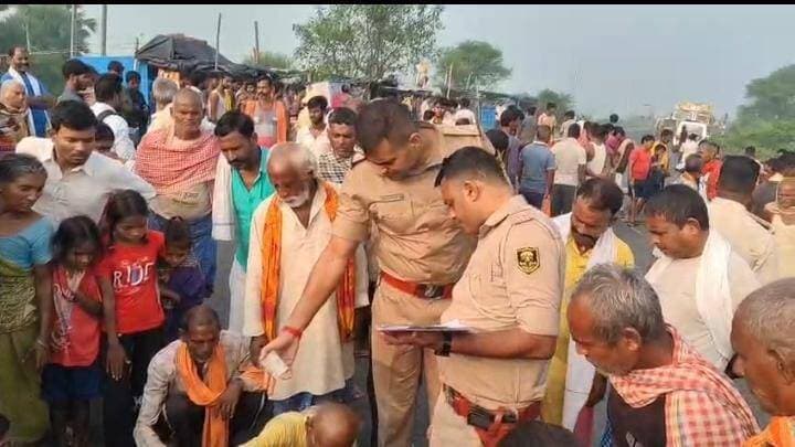 #नालंदा में दर्दनाक हादसा: अज्ञात वाहन की टक्कर से 64 वर्षीय वृद्ध महिला की मौत, मुआवजे की मांग को लेकर सड़क किया जाम
नालंदा से संवाददाता राकेश कुमार
नालंदा जिले के रहुई थाना क्षेत्र के बिहटा-सरमेरा मुख्य मार्ग पर सलमाबाद मोड़ के समीप शुक्रवार शाम अज्ञात वाहन की टक्कर से 64 वर्षीय सुंदरी देवी की मौत हो गई। वह हरिपुर गांव निवासी आनंदी पासवान की पत्नी थीं। जन वितरण प्रणाली की दुकान से बायोमेट्रिक सत्यापन कर लौटने के दौरान हादसा हुआ। टक्कर मारने के बाद चालक वाहन लेकर फरार हो गया।
सदर अस्पताल में तोड़ा दम, परिजनों में कोहराम
स्थानीय लोगों की मदद से घायल महिला को बिहारशरीफ सदर अस्पताल ले जाया गया, जहां डॉक्टरों ने उन्हें मृत घोषित कर दिया। घटना के बाद परिवार में मातम छा गया।
मुआवजे की मांग पर सड़क जाम, स्पीड ब्रेकर की मांग
शनिवार सुबह करीब 6:30 बजे आक्रोशित परिजनों और ग्रामीणों ने मुआवजे की मांग को लेकर मुख्य मार्ग जाम कर दिया। ग्रामीणों ने सलमाबाद मोड़ पर स्पीड ब्रेकर बनाने की भी मांग उठाई। सूचना मिलते ही थानाध्यक्ष ललित विजय पुलिस बल के साथ मौके पर पहुंचे और लोगों को समझाकर जाम हटवाया। इसके बाद यातायात बहाल हुआ। पुलिस ने शव को कब्जे में लेकर पोस्टमार्टम के लिए सदर अस्पताल भेज दिया।