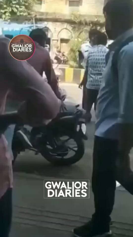ग्वालियर में ट्रैफिक पुलिसकर्मी और युवक भिड़े: बीच सड़क धक्का-मुक्की, बादमे माफ़ी का वीडियो आया सामने…
ग्वालियर के कंपू थाना क्षेत्र में 1000 बिस्तर अस्पताल के सामने उस वक्त हंगामा हो गया, जब ड्यूटी पर तैनात एक ट्रैफिक पुलिसकर्मी और युवक के बीच कहासुनी शुरू हो गई। देखते ही देखते बहस बढ़ी और दोनों के बीच सड़क पर धक्का-मुक्की व हाथापाई होने लगी। इस दौरान मौके पर लोगों की भीड़ जमा हो गई और किसी ने घटना का वीडियो बनाकर सोशल मीडिया पर डाल दिया, जो अब वायरल हो रहा है। फिलहाल विवाद किस बात पर शुरू हुआ, इसकी स्पष्ट जानकारी सामने नहीं आई है। पुलिस वायरल वीडियो के आधार पर घटना की जांच कर रही है।