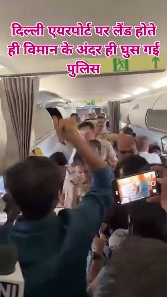 दिल्ली एयरपोर्ट पर लैंड होते ही विमान के अंदर ही घुस गई पुलिस, अभिजीत दीपके, सौरभ दास, रांका तीनों हिरासत में..
#cjp #AbhijitDipke #DelhiPolice #delhi