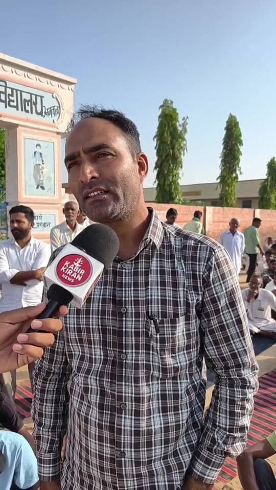 भगवान गांव में ग्रामीणों ने लगाया स्कुल के आगे ताला वजह
