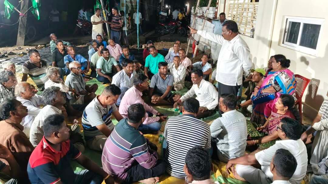 #ବସ୍ତା_ଏନ୍ଏସିରେ_ବିଜୁ_ଜନତା_ଦଳର_କର୍ମୀ_ବୈଠକ
ବସ୍ତା ଏନ୍ଏସିରେ ବିଜୁ ଜନତା ଦଳ ପକ୍ଷରୁ ଏକ କର୍ମୀ ବୈଠକ ଅନୁଷ୍ଠିତ ହୋଇଯାଇଛି। ମଧୁଭଣ୍ଡା ଗ୍ରାମର ସୁରେନ୍ଦ୍ର ସେଠୀ ଙ୍କ ବାସଭବନରେ ଏନ୍ଏସି ସଭାପତି କମଳାକାନ୍ତ ବେହେରାଙ୍କ ସଭାପତିତ୍ୱରେ ଆୟୋଜିତ ଏହି ବୈଠକରେ ବସ୍ତା ନିର୍ବାଚନମଣ୍ଡଳୀର ସଂଯୋଜକ ତଥା ବ୍ଲକ ସଭାପତି ମହାଦେବ ଦାସଙ୍କ ସମେତ ବହୁ ଦଳୀୟ କର୍ମୀ ଯୋଗଦେଇଥିଲେ।
ବୈଠକରେ ଦଳର ସାଂଗଠନିକ ସ୍ଥିତିକୁ ମଜବୁତ କରିବା, କର୍ମୀଙ୍କ ମଧ୍ୟରେ ଏକତା ଓ ସମନ୍ୱୟ ବୃଦ୍ଧି କରିବା ସହ ଆଗାମୀ ଦିନରେ ଦଳ ପକ୍ଷରୁ ହେବାକୁ ଥିବା ବିଭିନ୍ନ କାର୍ଯ୍ୟକ୍ରମକୁ ସଫଳ କରିବା ନେଇ ଆଲୋଚନା ହୋଇଥିଲା।ଏଥିସହ ଦଳୀୟ ସଂଗଠନକୁ ତୃଣମୂଳ ସ୍ତରରେ ଅଧିକ ସକ୍ରିୟ କରିବା ଏବଂ ଜନସାଧାରଣଙ୍କ ସହ ନିରନ୍ତର ସମ୍ପର୍କ ରଖି ସେମାନଙ୍କ ସମସ୍ୟା ଓ ଅଭାବ ଅସୁବିଧା ସମ୍ପର୍କରେ ଅବଗତ ହେବା ଉପରେ ଗୁରୁତ୍ୱ ଦିଆଯାଇଥିଲା।
BYJD BASTA Naveen Patnaik Mahima TV Rajkishore Behera Anupam Mohanty Mahadev Das Rajesh Giri Buddhadev Sahoo Er Kedar Dash Dinabandhu Pradhan #mahimatv #bjd Bjd Baliapal