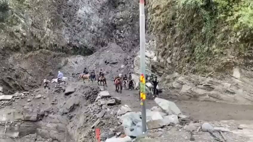 🚨 बड़ी खबर | केदारनाथ पैदल मार्ग पर आवाजाही बहाल 🔱
📍 चीरबासा के पास खुला रास्ता, श्रद्धालुओं की आवाजाही फिर शुरू
रुद्रप्रयाग। विश्व प्रसिद्ध श्री केदारनाथ धाम के पैदल मार्ग पर चीरबासा के पास मलबा और पत्थर आने से बाधित हुआ रास्ता अब सुचारु कर दिया गया है। मार्ग खुलने के बाद श्रद्धालुओं का आवागमन दोबारा शुरू हो गया है।
⚠️ श्रद्धालुओं से अपील
यात्रा के दौरान सावधानी बरतें और पुलिस एवं प्रशासन द्वारा जारी दिशा-निर्देशों का पालन करें।
🙏 बाबा केदार की यात्रा करें सुरक्षित और सतर्क होकर।
#KedarnathDham #KedarnathYatra2026 #केदारनाथ #चीरबासा #Rudraprayag #UttarakhandNews #BreakingNews