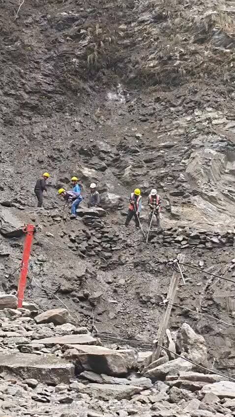 🚨 बड़ी खबर | केदारनाथ पैदल मार्ग पर आवाजाही बाधित🚨
🏔️ चीरबासा में मलबा-पत्थर आने से रास्ता बंद, गौरीकुंड में रोके गए यात्री
📍 रुद्रप्रयाग
विश्व प्रसिद्ध केदारनाथ धाम के पैदल मार्ग पर चीरबासा के समीप मलबा और पत्थर आने से रास्ता अवरुद्ध हो गया है। शनिवार सुबह 7:22 बजे मार्ग बाधित होने की सूचना मिलने के बाद प्रशासन ने सुरक्षा के दृष्टिगत यात्रियों को गौरीकुंड में रोक दिया है।
🛠️ मार्ग खोलने का कार्य जारी
लोक निर्माण विभाग (PWD) की ओर से रास्ता खोलने के लिए मजदूरों को लगाया गया है। वहीं, मौके पर पुलिस बल और रेस्क्यू टीम भी मौजूद है।
⚠️ यात्रियों से अपील: प्रशासन के निर्देशों का पालन करें और मार्ग खुलने की आधिकारिक सूचना मिलने तक धैर्य बनाए रखें।
🙏 सुरक्षा सर्वोपरि। बाबा केदार सभी की यात्रा मंगलमय करें।
#KedarnathDham #KedarnathYatra #Rudraprayag #Uttarakhand #BreakingNews #केदारनाथ #रुद्रप्रयाग #उत्तराखंड