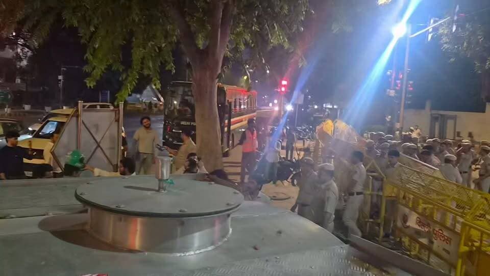 मेट्रो स्टेशन के पास इकट्ठा कुछ लड़कों को दिल्ली पुलिस ने भगा दिया। बेरिकेड के पास भी पुलिस किसी को खड़े नहीं होने दे रही। कई बार तो मीडियाकर्मी भी इसके शिकार हो रहे हैं।