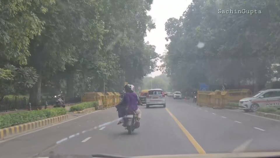 जंतर मंतर की तरफ जाने वाली सड़कों पर सुरक्षा के कैसे इंतजाम हैं, 2 मिनट की इस Video में देखिए। परिन्दा भी पर नहीं मार सकता। सब कुछ बंद, सड़कों पर सिर्फ फोर्स ही फोर्स है।