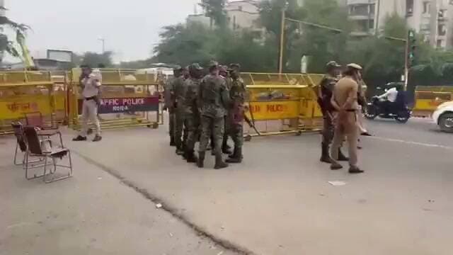जंतर-मंतर पर सुरक्षा के कड़े इंतजाम..!
दिल्ली में सिक्योरिटी चेक पॉइंट्स से गुजरने वाली हर गाड़ी और सवारी पर पुलिस प्रशासन की पैनी नजर! प्रदर्शन को देखते हुए चप्पे-चप्पे पर निगरानी और सघन जांच।
#JantarMantar #DelhiPolice #Protest #BreakingNews
@Madhurendra13