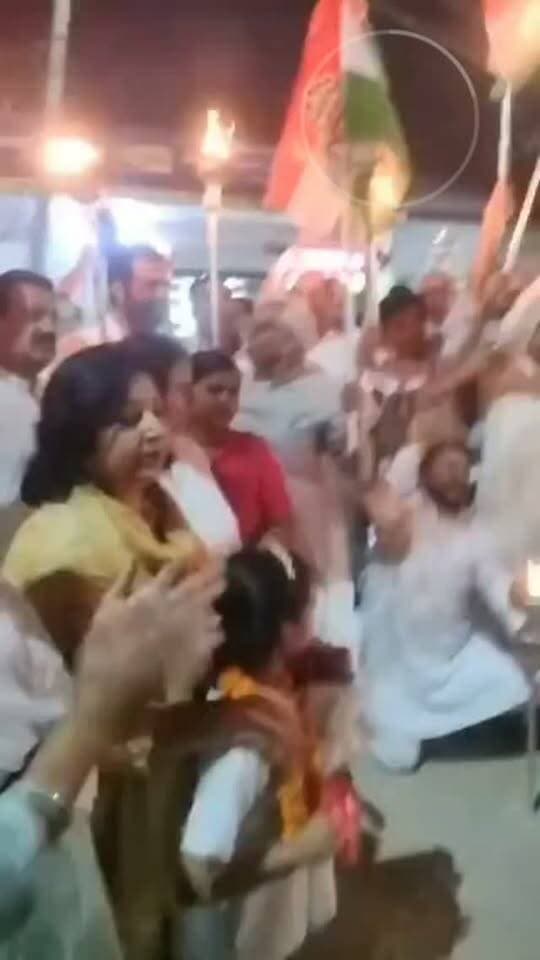 हल्का रादौर में ‘वोट चोरी’ के विरोध में निकला मशाल जुलूस! ✊
🚨 ज्ञानेश कुमार के इस्तीफे की मांग, लोकतंत्र और मताधिकार की सुरक्षा का मुद्दा उठा
📍 रादौर | राष्ट्रीय कदम न्यूज़
हल्का रादौर में वोट चोरी के आरोपों को लेकर मशाल जुलूस निकाला गया। इस दौरान मुख्य चुनाव आयुक्त ज्ञानेश कुमार के इस्तीफे की मांग उठाई गई।
🗣️ जुलूस के दौरान लोकतंत्र की रक्षा, निष्पक्ष चुनाव और जनता के मताधिकार की सुरक्षा जैसे मुद्दों को प्रमुखता से उठाया गया। प्रदर्शनकारियों ने चुनावी प्रक्रिया में पारदर्शिता और निष्पक्षता सुनिश्चित करने की मांग की।
🔥 वोट के अधिकार और चुनावी पारदर्शिता को लेकर रादौर में विरोध प्रदर्शन!
📲 ऐसी ही स्थानीय और राजनीतिक खबरों के लिए जुड़े रहें राष्ट्रीय कदम न्यूज़ के साथ।
#Radaur #रादौर #VoteChori #वोटचोरी #GyaneshKumar Congress PoliticalNews HaryanaNews Yamunanagar राष्ट्रीयकदमन्यूज़ Democracy BreakingNews