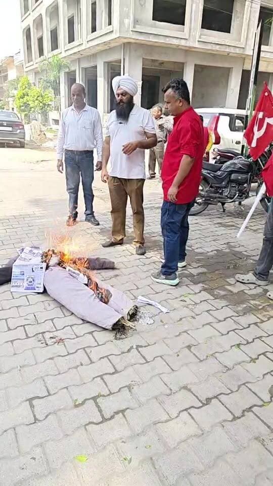 ज्ञानेश कुमार के खिलाफ यूनियन का विरोध
पुतला जलाते हुए