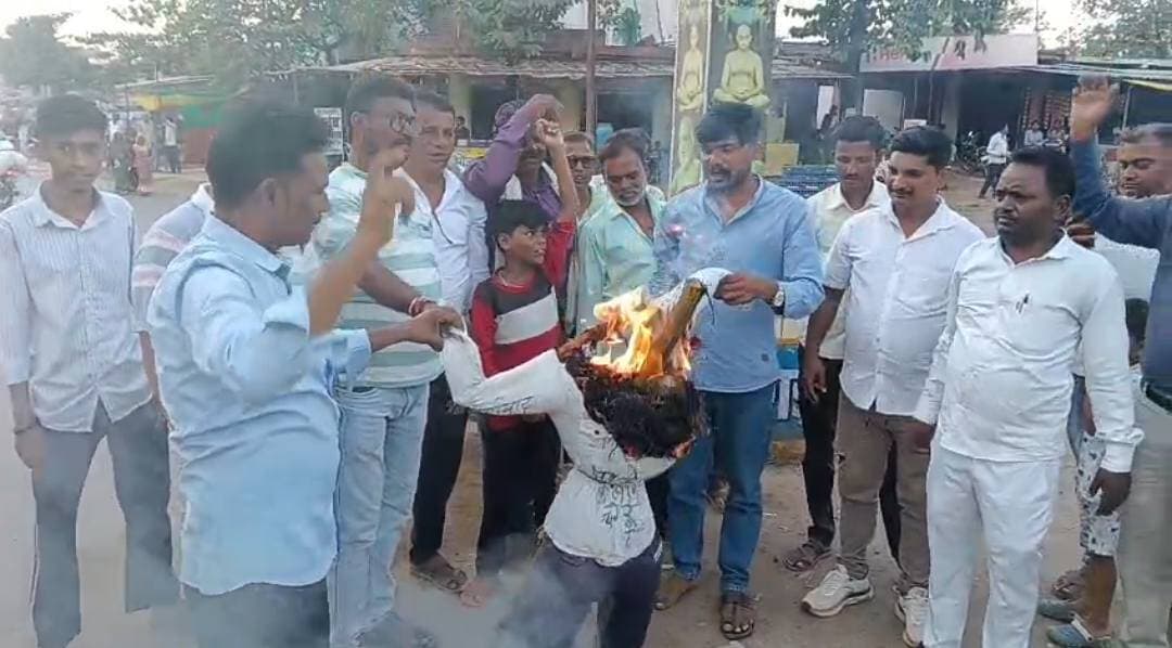 सियासत की आग में बचपन क्यों?
पुतला दहन में नारे लगाता करीब 12 साल का बच्चा, आखिर बच्चों को राजनीति के प्रदर्शनों में क्यों लाया जा रहा है?
मतदाता सूची में कथित गड़बड़ी के विरोध में कांग्रेस ने प्रदर्शन किया, मुख्य चुनाव आयुक्त के खिलाफ नारेबाजी हुई और पुतला दहन भी किया गया। लेकिन इस पूरे घटनाक्रम की तस्वीरों में दिखाई दे रहा एक दृश्य कई सवाल खड़े करता है।
तस्वीरों में करीब 12 साल का एक बच्चा पुतला दहन के दौरान नारेबाजी करता नजर आ रहा है।
सवाल यह नहीं कि विरोध प्रदर्शन किस पार्टी ने किया, सवाल यह है कि क्या राजनीतिक विरोध प्रदर्शनों में बच्चों की भागीदारी को लेकर भी जिम्मेदारी तय नहीं होनी चाहिए?
क्या इस उम्र में बच्चों को राजनीतिक टकराव वाले प्रदर्शनों का हिस्सा बनाना उचित है?
क्या राजनीतिक दलों की जिम्मेदारी नहीं कि बच्चों की सुरक्षा, शिक्षा और निष्पक्ष सोच को प्राथमिकता दें?
क्या नेताओं को यह नहीं सोचना चाहिए कि जिस उम्र में बच्चे को किताबों, खेल और बेहतर भविष्य की जरूरत है, उस उम्र में उसे राजनीतिक नारों के बीच खड़ा करना कितना उचित है?
लोकतंत्र में विरोध करना अधिकार है, लेकिन उस अधिकार के साथ जिम्मेदारी भी जुड़ी है।
राजनीतिक दल कोई भी हो, विचारधारा कोई भी हो—बच्चों के हित और सुरक्षा को राजनीति से ऊपर रखा जाना चाहिए। बच्चों को जागरूक नागरिक बनाना अच्छी बात है, लेकिन उन्हें राजनीतिक प्रदर्शन का हिस्सा बनाने से पहले उनकी उम्र, सुरक्षा और हितों पर गंभीरता से विचार करना जरूरी है।
राजनीति अपनी जगह, बचपन अपनी जगह!
सवाल किसी एक पार्टी से नहीं, हर उस राजनीतिक नेतृत्व से है जो लोकतंत्र की बात करता है।
क्या आप मानते हैं कि राजनीतिक प्रदर्शनों में बच्चों की भागीदारी को हतोत्साहित किया जाना चाहिए? अपनी राय कमेंट में जरूर बताएं।
#रैपुरा #पन्ना #राजनीति #बचपन #लोकतंत्र