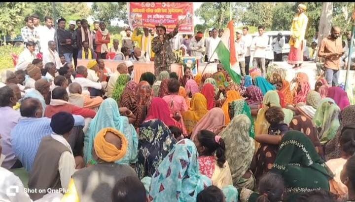 रैपुरा में 13 अक्टूबर को चक्का जाम की चेतावनी!
वन विभाग पर महिला को बंदूक की नोक पर धमकाने का आरोप, कार्रवाई का इंतजार
रैपुरा, जिला पन्ना।
वन विभाग के कर्मचारियों पर महिला को बंदूक की नोक पर धमकाने के आरोप के बाद अब मामला तूल पकड़ता नजर आ रहा है। आदिवासी दलित क्रांति सेना ने चेतावनी दी है कि यदि शिकायत पर जांच और उचित कार्रवाई नहीं हुई, तो 13 अक्टूबर को महिलाओं के नेतृत्व में चमरइया तिगेला पर बड़ा चक्का जाम आंदोलन किया जाएगा।
संगठन के अनुसार, 29 सितंबर को चमरइया तिगेला स्थित बजरंग बली स्थान पर महिलाओं के सम्मान और अधिकारों को लेकर ‘वन अधिकार यात्रा’ के तहत बड़ी सभा आयोजित की गई थी। इसके बाद प्रदर्शनकारियों ने रैपुरा पहुंचकर पुलिस थाने में धरना दिया। इसी दौरान महिला अयोध्या बाई ने वन विभाग के कर्मचारियों पर बंदूक की नोक पर धमकाने का आरोप लगाते हुए शिकायत दी और जांच की मांग की।
संगठन का आरोप है कि शिकायत के बावजूद अब तक पुलिस की जांच और कार्रवाई पूरी नहीं हुई है। संयोजक केपी सिंह बुंदेला के पुलिस विभाग से संपर्क के बाद संगठन को दो दिन का अतिरिक्त समय दिए जाने की बात भी सामने आई है।
वहीं, 29 सितंबर को दिए गए ज्ञापन के संबंध में तहसीलदार द्वारा अगले दिन ही उसकी प्रतियां वरिष्ठ अधिकारियों को भेजे जाने की जानकारी दी गई है।
अब सबसे बड़ा सवाल यह है कि क्या 13 अक्टूबर से पहले महिला की शिकायत पर जांच पूरी कर उचित कार्रवाई की जाएगी, या फिर रैपुरा में चक्का जाम की स्थिति बनेगी?
फिलहाल, मामले में संबंधित विभागों का पक्ष सामने आना बाकी है।
आपकी राय क्या है? किसी भी शिकायत पर समयबद्ध और निष्पक्ष जांच होनी चाहिए या नहीं? कमेंट करके अपनी राय जरूर दें।
ऐसी ही स्थानीय और जनहित से जुड़ी खबरों के लिए फेसबुक पेज Gajendra Singh को फॉलो करें।
#Raipura #PannaNews #आदिवासीअधिकार #महिलासम्मान #जनहितकीखबर