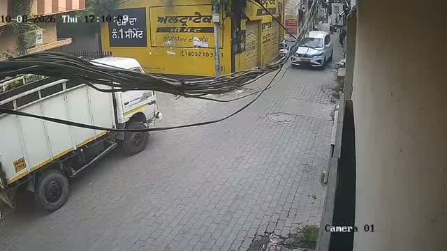 डेराबस्सी में स्नैचरों का आतंक! सरेआम महिला को बनाया निशाना
शहर में बेखौफ स्नैचर, महिला के कान से बाली खींचकर हुए रफूचक्कर