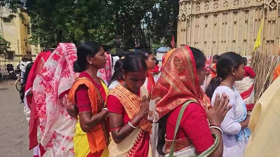 রামপুরহাট পাঁচ মাথায় বিশ্ব হিন্দু পরিষদের দুর্গা বাহিনী ও মাতৃ শক্তির কার্যক্রম