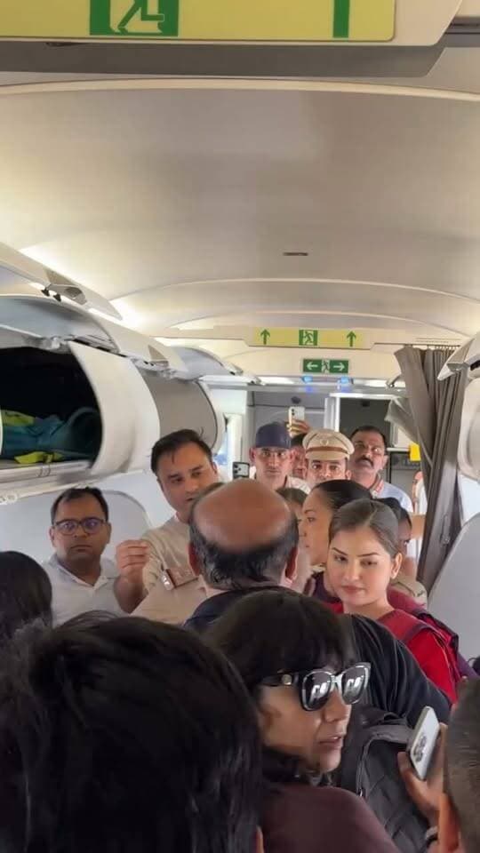 🚨 प्लेन में ही हिरासत में लिए गए अभिजीत दीपके!
दिल्ली में जंतर-मंतर पर प्रस्तावित प्रदर्शन से पहले दिल्ली पुलिस ने CJP संस्थापक अभिजीत दीपके और उनके साथियों सौरव दास व आशुतोष रांका को विमान के अंदर से ही हिरासत में ले लिया। दीपके बोले— *“गिरफ्तार होने ही आया हूं, कर लो गिरफ्तार!”* देखिए, वीडियो।
#AbhijeetDipke #CJP #DelhiPolice #JantarMantar #breakingnewswala