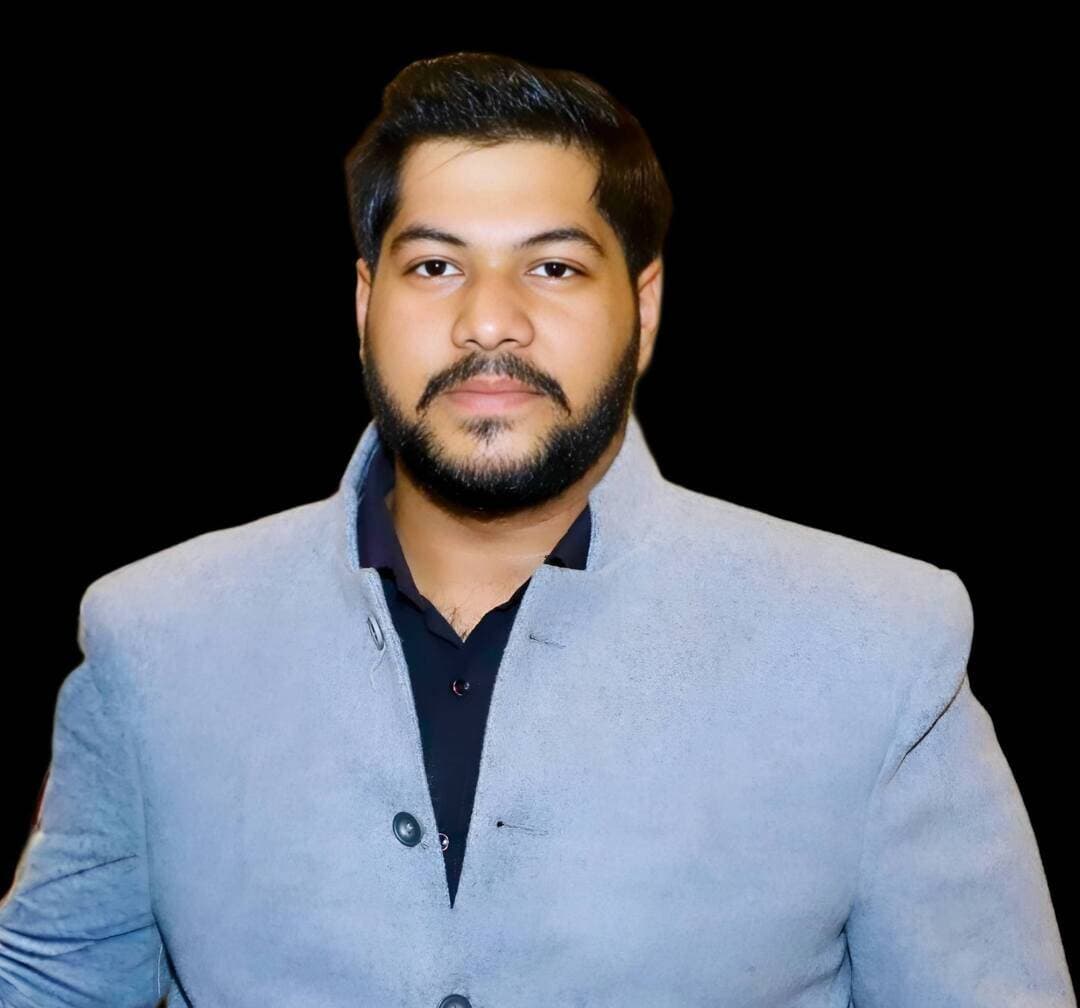 कांग्रेस प्रदेश अध्यक्ष की मौजूदगी में एसडीएम कार्यालय की सुरक्षा व्यवस्था, प्रशासनिक मर्यादा और राष्ट्रीय ध्वज के सम्मान पर उठे गंभीर सवाल
पांवटा साहिब। प्रदेश कांग्रेस अध्यक्ष विनय कुमार की मौजूदगी में पांवटा साहिब में कांग्रेस कार्यकर्ताओं द्वारा किए गए प्रदर्शन और उसके बाद एसडीएम एवं आईएएस अधिकारी द्विज गोयल को ज्ञापन सौंपने के घटनाक्रम पर भाजयुमो प्रदेश कार्यकारिणी सदस्य चरणजीत चौधरी एवं भाजपा युवा मोर्चा मंडल पांवटा साहिब के अध्यक्ष संयम गुप्ता ने कड़ी प्रतिक्रिया व्यक्त की है।
उन्होंने कहा कि सामने आए वीडियो में आईएएस अधिकारी द्विज गोयल बार-बार प्रदर्शनकारियों से आराम से और शांति एवं संयम बनाए रखते हुए आगे आने का अनुरोध करते दिखाई दे रहे हैं। इसके बावजूद कार्यकर्ताओं के व्यवहार को लेकर गंभीर सवाल खड़े होते हैं। जब एक प्रशासनिक अधिकारी को बार-बार शांति बनाए रखने की अपील करनी पड़े, तो यह राजनीतिक कार्यकर्ताओं के अनुशासन और प्रशासनिक मर्यादा के प्रति उनके व्यवहार पर सवाल खड़ा करता है।
चरणजीत चौधरी एवं संयम गुप्ता ने कहा कि कांग्रेस कार्यकर्ताओं द्वारा एसडीएम कार्यालय में पार्टी के झंडे ले जाना और सरकारी परिसर में राजनीतिक गतिविधियां करना प्रशासनिक मर्यादा एवं सुरक्षा व्यवस्था को लेकर गंभीर प्रश्न खड़े करता है। आखिर सरकारी कार्यालय में राजनीतिक दल के झंडे कैसे पहुंच गए और उस समय सुरक्षा व्यवस्था क्या कर रही थी? सरकारी कार्यालयों की गरिमा बनाए रखना और वहां निर्धारित सुरक्षा नियमों का पालन सुनिश्चित करना प्रशासन की जिम्मेदारी है। इस पूरे घटनाक्रम में सुरक्षा व्यवस्था की भूमिका की समीक्षा होनी चाहिए और आवश्यक जवाबदेही तय की जानी चाहिए।
उन्होंने आगे कहा कि घटनाक्रम के दौरान आईएएस अधिकारी द्विज गोयल के झंडे को गिरने से बचाने के लिए एसडीएम को स्वयं पीछे करना पड़ा। यह दृश्य प्रशासनिक व्यवस्था और मौके पर मौजूद सुरक्षा कर्मियों की भूमिका पर सवाल उठाता है। जब अधिकारी स्वयं ऐसी स्थिति को संभाल रहे हों, तो यह जानना जरूरी है कि सुरक्षा व्यवस्था ने अपनी जिम्मेदारी किस प्रकार निभाई।
उन्होंने राष्ट्रीय ध्वज के सम्मान का मुद्दा उठाते हुए कहा कि ज्ञापन सौंपने के दौरान मेज पर रखे तिरंगे के ऊपर से हाथ बढ़ाने का दृश्य भी गंभीर सवाल खड़े करता है। राष्ट्रीय ध्वज देश की आन, बान और शान का प्रतीक है। उसके प्रति सम्मान और सावधानी बरतना प्रत्येक नागरिक का कर्तव्य है।
चरणजीत चौधरी एवं संयम गुप्ता ने कहा कि लोकतंत्र में शांतिपूर्ण प्रदर्शन करना सभी का अधिकार है, लेकिन विरोध के नाम पर प्रशासनिक मर्यादा, सरकारी कार्यालय की गरिमा और राष्ट्रीय ध्वज के सम्मान की अनदेखी नहीं होनी चाहिए। प्रदेश कांग्रेस अध्यक्ष की मौजूदगी में हुए इस घटनाक्रम को लेकर कांग्रेस नेतृत्व को भी अपनी जिम्मेदारी स्पष्ट करनी चाहिए।
उन्होंने मांग की कि प्रशासन इस पूरे घटनाक्रम का संज्ञान ले, एसडीएम कार्यालय की सुरक्षा व्यवस्था की समीक्षा करे और भविष्य में ऐसी स्थिति की पुनरावृत्ति रोकने के लिए आवश्यक कदम उठाए।
उन्होंने कहा कि राजनीतिक विरोध अपनी जगह है, लेकिन कानून, अनुशासन, प्रशासनिक सम्मान और राष्ट्रीय ध्वज की गरिमा से समझौता नहीं होना चाहिए।