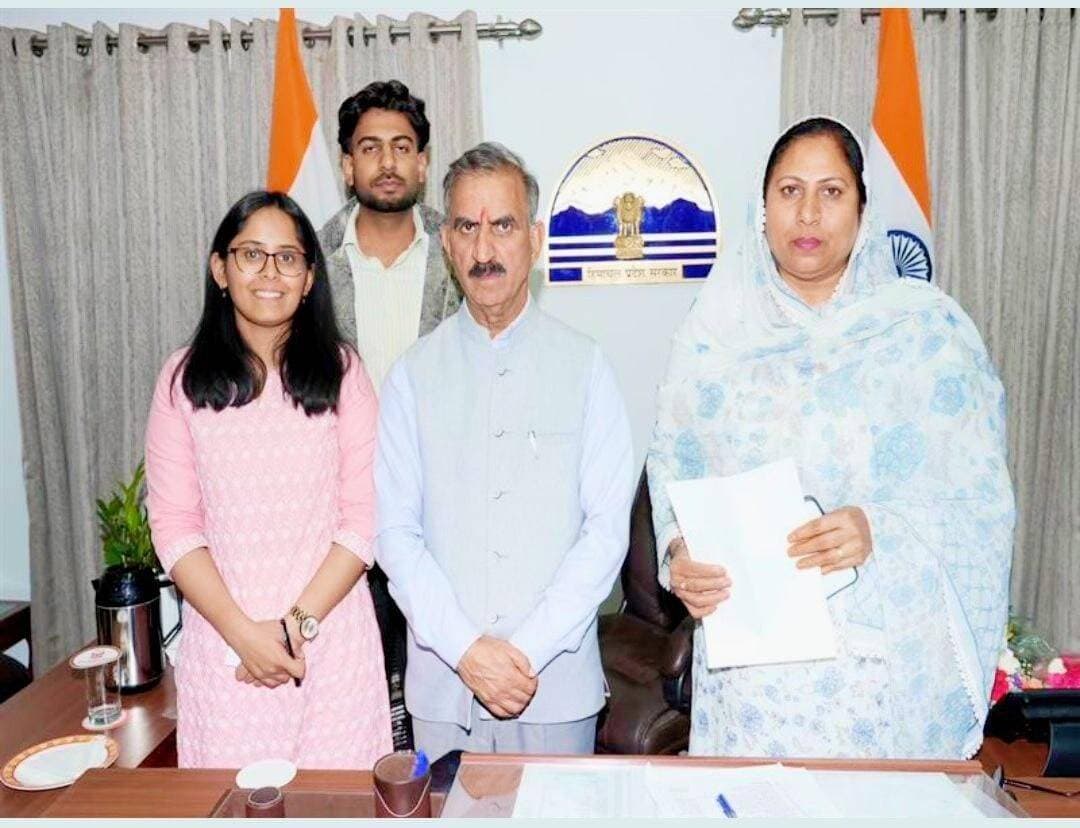 *पांवटा साहिब की बेटी डॉ. अंजलि सैनी की घर वापसी, अब अपने ही शहर में देंगी विशेषज्ञ सेवाएं*
*एमडी गायनेकोलॉजिस्ट की नियुक्ति से महिला स्वास्थ्य सेवाओं को मिलेगी नई दिशा, नसीमा बेगम ने बताया गर्व का क्षण*
*चौपाल हुए थे ऑर्डर, मुख्यमंत्री से अनुरोध कर पांवटा करवाए ऑर्डर: नसीमा बेगम*
*पांवटा साहिब।* औद्योगिक नगरी पांवटा साहिब के लिए यह केवल एक नियुक्ति नहीं, बल्कि गर्व का क्षण है। शहर की बेटी, एमडी गायनेकोलॉजिस्ट डॉ. अंजलि सैनी अब अपने ही शहर में चिकित्सा सेवाएं देंगी। उनकी घर वापसी से सिरमौर के सीमांत क्षेत्रों तक की महिलाओं को विशेषज्ञ सुविधा अपने ही नगर में मिल सकेगी।
इस संबंध में जानकारी देते हुए हिमाचल प्रदेश स्टेट सिविल सप्लाई कॉर्पोरेशन की निदेशक नसीमा बेगम ने बताया कि डॉ. अंजलि सैनी के मूल ऑर्डर चौपाल के लिए हुए थे।
नसीमा बेगम ने कहा, *"पांवटा की बेटी के ऑर्डर चौपाल हुए थे। इस विषय में मैंने मुख्यमंत्री जी से रिक्वेस्ट की और बेटी के ऑर्डर पांवटा करवाए। मेरी कोशिश रहती है कि पांवटा की प्रतिभा पांवटा में ही रहे और क्षेत्र की जनता को इसका लाभ मिले।"*
उन्होंने कहा कि पांवटा साहिब की बेटी का उच्च शिक्षा प्राप्त करने के बाद अपने ही क्षेत्र में लौटकर सेवा करना पूरे समाज के लिए प्रेरणा है। जब बेटियां अपनी योग्यता के बल पर समाज सेवा के लिए आगे आती हैं, तो वे हजारों अन्य बेटियों के लिए प्रेरणास्रोत बनती हैं।
नसीमा बेगम ने कहा कि उन्होंने सदैव पांवटा साहिब के सर्वांगीण विकास को प्राथमिकता दी है। पांवटा औद्योगिक क्षेत्र होने के कारण यहां महिला रोग विशेषज्ञों की कमी लंबे समय से महसूस की जा रही थी, जिसके कारण गर्भवती महिलाओं को देहरादून या नाहन जाना पड़ता था। डॉ. अंजलि के आने से यह कमी दूर होगी और स्थानीय स्तर पर ही महिलाओं को बेहतर परामर्श व उपचार मिल सकेगा।
उन्होंने इसे नारी सशक्तीकरण की दिशा में एक बड़ा कदम बताते हुए डॉ. अंजलि सैनी को उनके नए सेवाकाल के लिए हार्दिक शुभकामनाएं दीं।