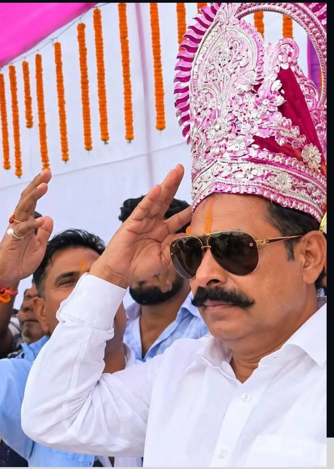 बिक्रम खोरैठा में अनंत दा को ढाई किलो का चाँदी का मुकुट पहनाया गया, जो इस आशीर्वाद यात्रा के दौरान खास रहा और सबसे अलग रहा। 🔵❣️