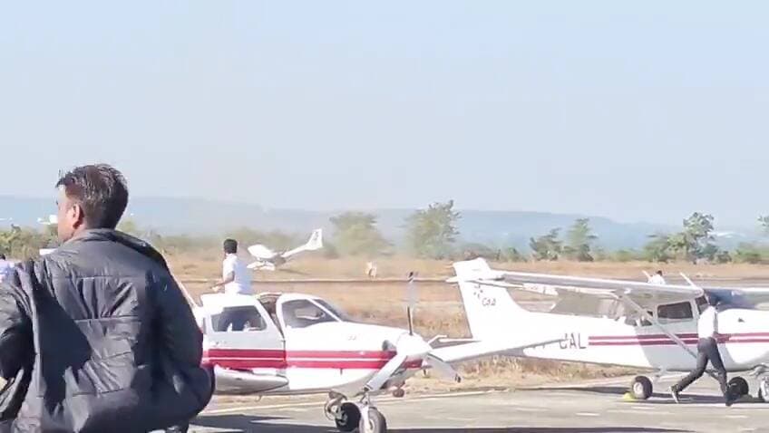 Sagar News: सागर ट्रेनी एयरक्राफ्ट लैंडिंग के समय हुआ क्रैश, हवाई पट्टी पर बिगड़ा संतुलन | MP News
#sagarnews #Planecrash #mpnewstoday