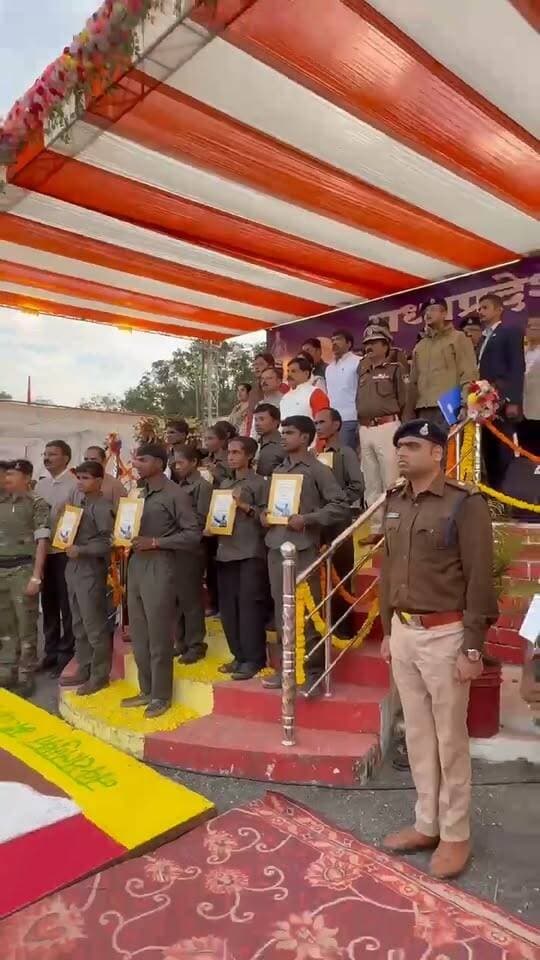 Balaghat News: CM मोहन के सामने 10 इनामी नक्सलियो ने किया सरेंडर, पुलिस को मिली बड़ी सफलता | MP News
#BalaghatNews #cmmohanyadav #mpnewstoday