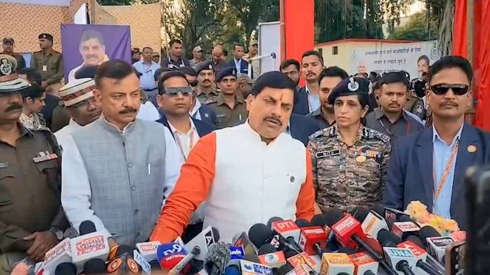 Balaghat News: CM Mohan Yadav के सामने 10 इनामी नक्सलियों ने किया सरेंडर, हथियार भी सौंपे | MP News
#BalaghatNews #cmmohanyadav #mpnewstoday