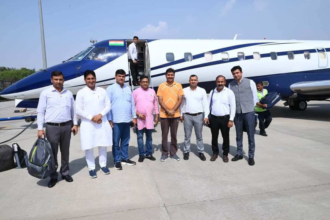 सांसद नवीन जिन्दल के मार्गदर्शन में कुरुक्षेत्र संसदीय क्षेत्र में चलाया जाएगा 'नवीन स्वच्छता अभियान': सतपाल जांबा
सांसद नवीन जिन्दल की पहल पर इंदौर के स्वच्छता मॉडल का अध्ययन करने नई दिल्ली से रवाना हुआ 35 सदस्यीय प्रतिनिधिमंडल
सांसद नवीन जिन्दल के निजी विमान से पुंडरी विधायक सतपाल जांबा के नेतृत्व में प्रतिनिधिमंडल इंदौर के लिए रवाना
कुरुक्षेत्र, 9 अक्तूबर। सेवा संकल्प अभियान के अंतर्गत सांसद नवीन जिन्दल के मार्गदर्शन में कुरुक्षेत्र संसदीय क्षेत्र का 35 सदस्यीय प्रतिनिधिमंडल इंदौर के प्रसिद्ध स्वच्छता मॉडल का अध्ययन करने के लिए आज इंदिरा गांधी इंटरनेशनल एयरपोर्ट, नई दिल्ली से सांसद नवीन जिन्दल के निजी विमान में इंदौर के लिए रवाना हो गया। इस प्रतिनिधिमंडल की अध्यक्षता पुंडरी विधायक सतपाल जांबा कर रहे हैं।
यह अध्ययन यात्रा कुरुक्षेत्र, कैथल और रादौर क्षेत्र में स्वच्छता, जनभागीदारी तथा बेहतर नागरिक सुविधाओं का एक नया ढांचा तैयार करने के उद्देश्य से आयोजित की जा रही है। प्रतिनिधिमंडल में नवीन जिन्दल फाउंडेशन के सदस्य, नगर पालिकाओं व नगर निगम के चेयरमैन और संबंधित प्रशासनिक अधिकारी शामिल हैं।
कचरा प्रबंधन, सीवेज ट्रीटमेंट और जनभागीदारी का होगा गहन अध्ययन
इंदौर प्रवास के दौरान यह प्रतिनिधिमंडल शहर की स्वच्छता व्यवस्था, कचरा प्रबंधन, डोर-टू-डोर कलेक्शन, सीवेज ट्रीटमेंट प्लांट और स्वच्छता जागरूकता अभियानों का प्रत्यक्ष अवलोकन करेगा। प्रतिनिधिमंडल वहां के स्थानीय अधिकारियों, स्वच्छता विशेषज्ञों और जनप्रतिनिधियों से संवाद कर यह समझेगा कि इंदौर ने स्वच्छता को केवल प्रशासनिक कार्य न बनाकर किस प्रकार एक जन-आंदोलन का रूप दिया है।
विधायक सतपाल जांबा ने बताया कि सांसद नवीन जिन्दल ने पूर्व में जिला निगरानी एवं समन्वय समिति की बैठक में जनप्रतिनिधियों व अधिकारियों को इंदौर का अध्ययन दौरा कराने का आश्वासन दिया था। उसी प्रतिबद्धता को पूरा करते हुए यह कदम उठाया गया है। इंदौर से लौटने के बाद प्रतिनिधिमंडल एक विस्तृत रिपोर्ट तैयार करेगा, जिसमें इंदौर की सफल कार्यप्रणाली और उसे कुरुक्षेत्र संसदीय क्षेत्र में लागू करने के व्यावहारिक सुझाव शामिल होंगे।
उन्होंने बताया कि
सांसद नवीन जिन्दल का विजन धर्मक्षेत्र कुरुक्षेत्र, कैथल और रादौर को स्वच्छता के मामले में हरियाणा का अग्रणी क्षेत्र बनाना है। इंदौर दौरे से प्राप्त सीख और अनुभवों के आधार पर क्षेत्र में व्यापक जनभागीदारी से और सांसद नवीन जिन्दल के मार्गदर्शन में 'नवीन स्वच्छता अभियान' की शुरुआत की जाएगी, ताकि स्वच्छता को हर नागरिक के जीवन का संस्कार बनाया जा सके।