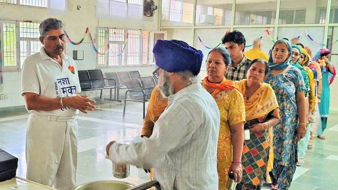 दूध में शक्ति, नशे से मुक्ति का संदेश लेकर रोटी बैंक का सेवा अभियान निरंतर जारी
डॉ. अशोक कुमार वर्मा ने 28 किलोमीटर साइकिल चलाकर दिया नशा मुक्ति का संदेश और दूध एवं भोजन किया वितरित
कुरुक्षेत्र। रोटी बैंक द्वारा “दूध में शक्ति, नशे से मुक्ति” तथा “नशामुक्त जीवन प्रसन्न मन” के संदेश के साथ नशामुक्त हरियाणा और स्वस्थ हरियाणा के संकल्प को लेकर सेवा अभियान चलाया गया। रोटी बैंक पिछले अनेक वर्षों से निरंतर जरूरतमंदों को भोजन उपलब्ध कराने के साथ-साथ सामाजिक जागरूकता और सेवा कार्यों में सक्रिय भूमिका निभा रहा है। आज प्रातःकाल श्रीकृष्ण आयुर्वेदिक अस्पताल, कुरुक्षेत्र में दूध की सेवा की गई। रोटी बैंक के प्रधान सेवक डॉ. अशोक कुमार वर्मा और अंकेक्षक डॉ. मीत मोहन सिंह ने उपचारधीन और उनके परिजनों को दूध और रस की सेवा प्रदान की। आयुर्वेदिक अस्पताल में 95 से अधिक लोग उपचार के लिए भर्ती हैं। रोटी बैंक के अंकेक्षक डॉ. मीत मोहन सिंह प्रतिदिन इस सेवा के लिए अमूल्य समय देते हैं। दूध रस की सेवा करते हुए डॉ. अशोक कुमार वर्मा ने बताया कि रोटी बैंक की स्थापना वर्ष 2017 में हरियाणा पुलिस के सेवानिवृत्त आईपीएस, अतिरिक्त पुलिस महानिदेशक श्रीकांत जाधव के दिशा-निर्देशों एवं मार्गदर्शन में हुई थी। रोटी बैंक के बैनर तले और रोटी बैंक के सौजन्य से इस पुनीत कार्य में हरियाणा राज्य नारकोटिक्स कंट्रोल ब्यूरो के नशामुक्त अभियान के अनुरूप लोगों को नशे से दूर रहने और स्वस्थ जीवन अपनाने का संदेश दिया गया। डॉ. अशोक कुमार वर्मा ने आज 28 किलोमीटर साइकिल चलाकर नशे के विरुद्ध सन्देश दिया और कहा कि “दूध शरीर को शक्ति देता है, जबकि नशा शरीर और समाज को क्षीण करता है। इसलिए दूध पीयें, नशे में न जीयें। अंकेक्षक डॉ. मीत मोहन सिंह ने कहा कि उन्हें इस सेवा से आत्मिक शांति का अनुभव होता है। इसके पश्चात नागरिक अस्पताल और ईंट भट्ठे पर भोजन वितरण किया गया।
------------