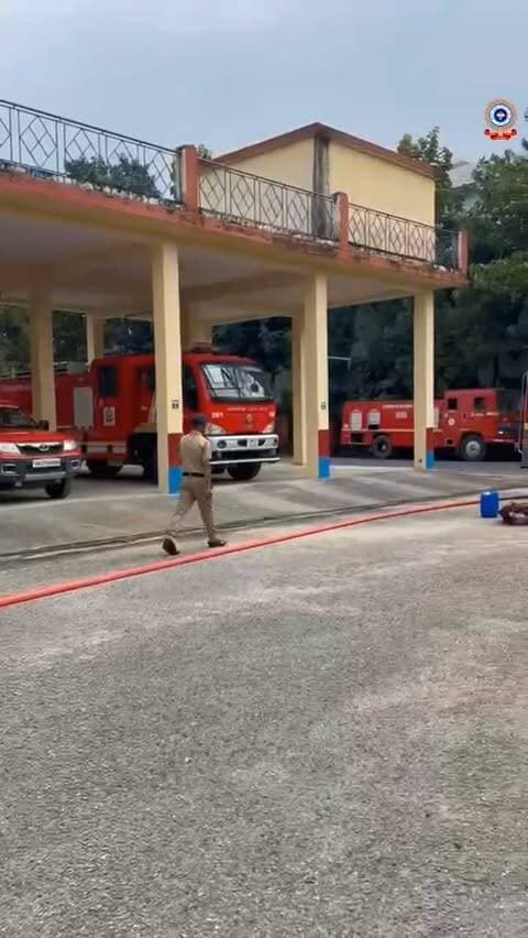 🚒अर्धवार्षिक निरीक्षण🚒
श्रीमान मुख्य अग्निशमन अधिकारी महोदय देहरादून द्वारा फायर स्टेशन सेलाकुई का अर्धवार्षिक निरीक्षण किया गया।
#UttarakhandPolice #FireService #Dehradun #FireSafety #PublicSafety