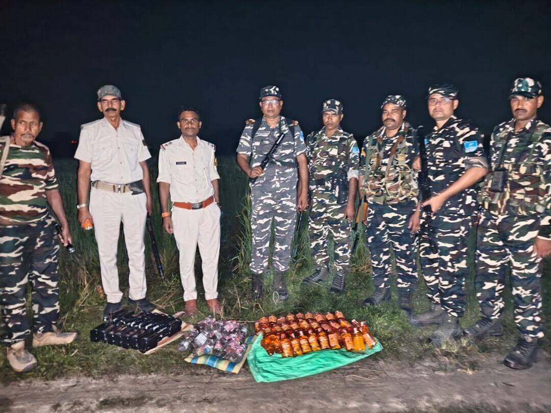 अररिया बॉर्डर पर पुलिस-SSB की कार्रवाई, मेघा बॉर्डर से 36 लीटर नेपाली शराब बरामद
अररिया: मेघा बॉर्डर पर 36 लीटर नेपाली शराब बरामद, तस्कर फरार!
अररिया जिले के कुआरी थाना क्षेत्र अंतर्गत ग्राम मेघा बॉर्डर पर पुलिस और एसएसबी की संयुक्त संध्या गश्ती के दौरान नेपाली देशी शराब बरामद की गई।
गश्ती के दौरान जवानों ने एक अज्ञात व्यक्ति को झोला लेकर बॉर्डर पार करते हुए देखा। पुलिस बल द्वारा रोकने का प्रयास किए जाने पर वह झोला फेंककर नेपाल की सीमा में प्रवेश कर गया। इसके बाद झोले की तलाशी लेने पर कुल 36 लीटर नेपाली देशी शराब बरामद हुई।
इस मामले में शराब छोड़कर भागने वाले व्यक्ति की पहचान नहीं हो सकी है।
बॉर्डर पर तस्करी के खिलाफ पुलिस और एसएसबी की निगरानी जारी है।
📺 ऐसी ही स्थानीय और ताजा खबरों के लिए जुड़े रहें Pi Express News के साथ।
🌐 Website: www.piexpressnews.in
<nis:link nis:type=tag nis:id=ararianews nis:value=ArariaNews nis:enabled=true nis:link/> <nis:link nis:type=tag nis:id=piexpressnews nis:value=PiExpressNews nis:enabled=true nis:link/> <nis:link nis:type=tag nis:id=kuarithana nis:value=KuariThana nis:enabled=true nis:link/> <nis:link nis:type=tag nis:id=meghaborder nis:value=MeghaBorder nis:enabled=true nis:link/> <nis:link nis:type=tag nis:id=nepalisharab nis:value=NepaliSharab nis:enabled=true nis:link/> <nis:link nis:type=tag nis:id=शराबबरामद nis:value=शराबबरामद nis:enabled=true nis:link/> <nis:link nis:type=tag nis:id=अररिया_न्यूज nis:value=अररिया_न्यूज nis:enabled=true nis:link/> <nis:link nis:type=tag nis:id=कुआरी_थाना nis:value=कुआरी_थाना nis:enabled=true nis:link/> <nis:link nis:type=tag nis:id=मेघा_बॉर्डर nis:value=मेघा_बॉर्डर nis:enabled=true nis:link/> <nis:link nis:type=tag nis:id=ssb nis:value=SSB nis:enabled=true nis:link/> <nis:link nis:type=tag nis:id=biharnews nis:value=BiharNews nis:enabled=true nis:link/> <nis:link nis:type=tag nis:id=bordersecurity nis:value=BorderSecurity nis:enabled=true nis:link/> <nis:link nis:type=tag nis:id=policeaction nis:value=PoliceAction nis:enabled=true nis:link/> <nis:link nis:type=tag nis:id=liquorsmuggling nis:value=LiquorSmuggling nis:enabled=true nis:link/> <nis:link nis:type=tag nis:id=breakingnews nis:value=BreakingNews nis:enabled=true nis:link/> <nis:link nis:type=tag nis:id=arariabreakingnews nis:value=ArariaBreakingNews nis:enabled=true nis:link/> <nis:link nis:type=tag nis:id=biharpolice nis:value=BiharPolice nis:enabled=true nis:link/> <nis:link nis:type=tag nis:id=localnews nis:value=LocalNews nis:enabled=true nis:link/> <nis:link nis:type=tag nis:id=latestnews nis:value=LatestNews nis:enabled=true nis:link/> <nis:link nis:type=tag nis:id=बिहार_न्यूज nis:value=बिहार_न्यूज nis:enabled=true nis:link/>