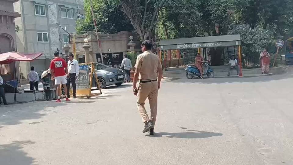 🚨 गुरुग्राम में ध्रुव राठी को लेकर बड़ी खबर!
रिपोर्ट्स के मुताबिक, ध्रुव राठी को गुरुग्राम पुलिस ने हिरासत में लिया है। बताया जा रहा है कि उन्हें सुबह सेक्टर-56 स्थित केंद्रीय विहार से उनके आवास से हिरासत में लिया गया।
📍 फिलहाल ध्रुव राठी को क्राइम ब्रांच-39, गुरुग्राम के दफ्तर में पुलिस सुरक्षा के बीच रखा गया है।
🔴 क्या है पूरा मामला?
ध्रुव राठी को हिरासत में लिए जाने की वजह और मामले से जुड़ी आधिकारिक जानकारी का अभी इंतजार है।
👉 आपकी क्या राय है? कमेंट में बताएं।
#DhruvRathee #Gurugram #Gurgaon #CrimeBranch #BreakingNews #DhruvRatheeNews #HaryanaNews #ViralNews #LatestNews #NewsUpdate