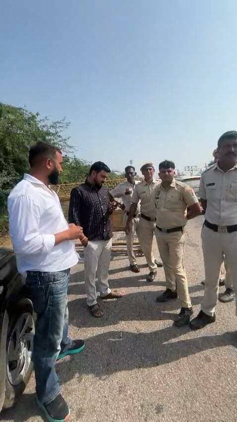 भिवानी पुलिस द्वारा खरक गांव में जंतर मंतर पर जाते समय युवा जेजेपी जिला अध्यक्ष सेठी धनाना को पुलिस ने किया डिटेन