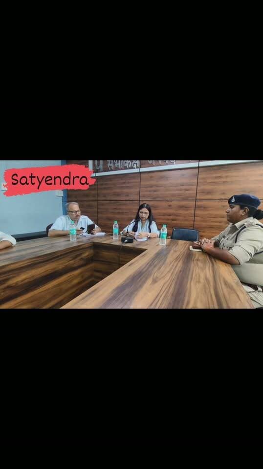 🚨पिछोर जनपद में शांति समिति की बैठक संपन्न, नवरात्रि पर डीजे पूर्णतः प्रतिबंधित🚨
पिछोर- आगामी शारदीय नवरात्रि पर्व को दृष्टिगत रखते हुए आज जनपद पंचायत पिछोर के सभागार में शांति समिति की बैठक आयोजित की गई।
बैठक में पिछोर एसडीएम ममता शाक्य, थाना प्रभारी नीतू सिंह, तहसीलदार शिवशंकर गुर्जर सहित नवदुर्गा समिति के सदस्य, डीजे एवं बैंड संचालक तथा नगर के गणमान्य नागरिक उपस्थित रहे।
बैठक में प्रशासन द्वारा स्पष्ट निर्देश जारी किए गए कि नवरात्रि पर्व के दौरान किसी भी दुर्गा पंडाल में डीजे का उपयोग पूर्णतः प्रतिबंधित रहेगा। प्रत्येक पंडाल में केवल दो साउंड बॉक्स की ही अनुमति होगी। ध्वनि की निर्धारित सीमा का उल्लंघन करने एवं रात्रि 10 बजे के बाद साउंड बजाने पर संबंधित के विरुद्ध वैधानिक कार्यवाही की जाएगी तथा साउंड सिस्टम जप्त किया जाएगा।
एसडीएम ममता शाक्य ने सभी समितियों से समय पर अनुमति प्राप्त करने एवं शासन के दिशा-निर्देशों का पालन करने की अपील की। वहीं थाना प्रभारी नीतू सिंह ने कहा कि पर्व को शांति, सौहार्द एवं आपसी भाईचारे के साथ मनाएं तथा कानून व्यवस्था बनाए रखने में पुलिस प्रशासन का सहयोग करें।
#PichhoreNews #Pichhore #Shivpuri #ShantiSamiti #Navratri2026 #SDM_MamtaShakya #TI_NeetuSingh #MPNews