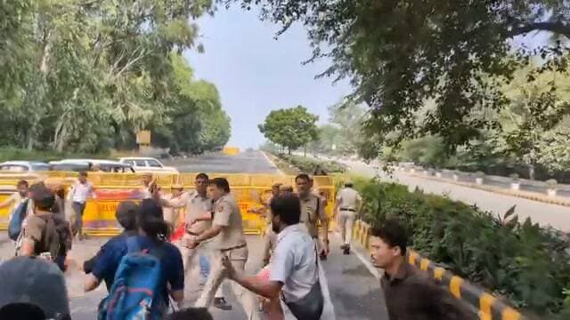 प्रोटेस्टर्स ने पहला बेरिकेड क्रोस किया