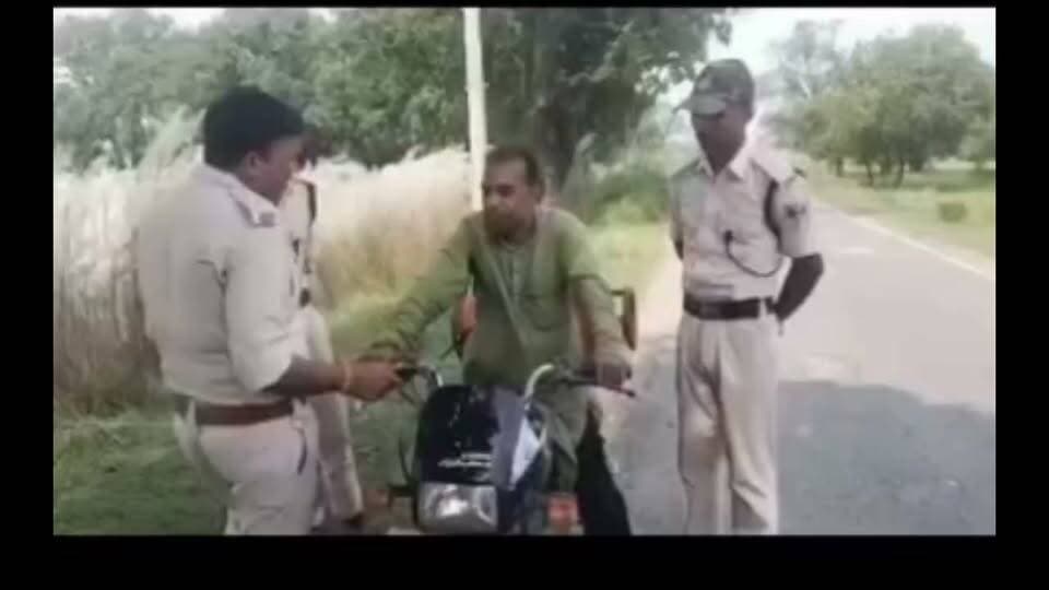 #बिहार में बहार है...अब तो सिलेंडर में भी शराब है...विश्वास नहीं होता तो देख लीजिए...गोपालगंज का यह वायरल वीडियो...कैसे मिली गैस सिलेंडर के अंदर शराब...तस्करी का वीडियो वायरल...
#बिहार #bihar #BiharNews #BiharPolice #liquor #liquorbanned #गोपालगंज #Gopalganj