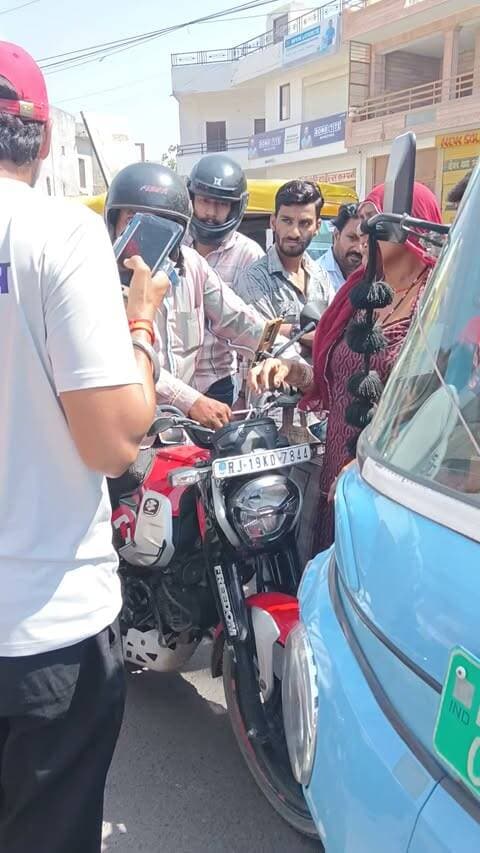 जोधपुर भदवासिया में रोड मदेरणा कॉलोनी के बाहर सोलंकी पाइप्स एंड सोलंकी ट्रेडिंग कंपनी के बाहर एक रैपीडो वाला बाइक वाला ऑनलाइन सवारी के चक्कर में एक फोटो रिक्शा बैटरी वाले के अंदर जा घुसा