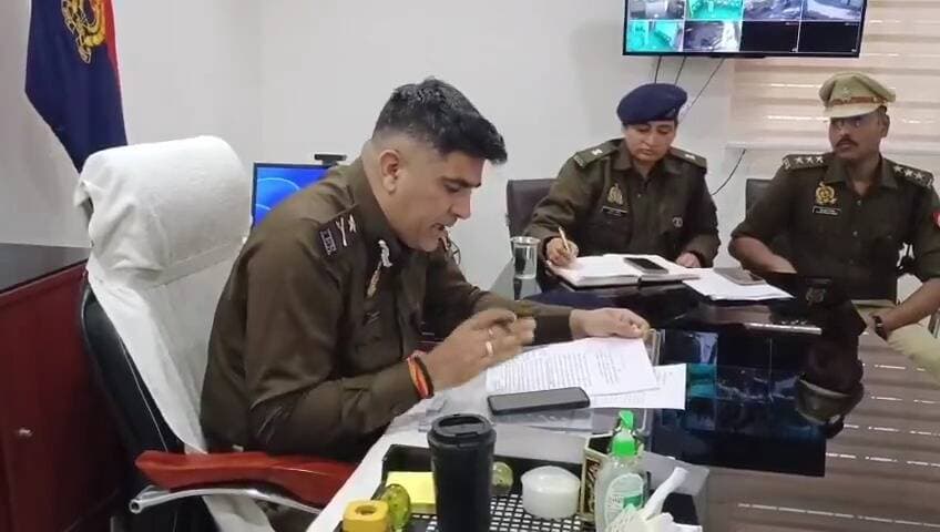 Jhansi News: IG ने थानेदार को लगाई फटकार, बोले "इस बात पर आपको सस्पेंड कर देना चाहिए" | UP News
#JhansiNews #upnews #mpnewstoday
