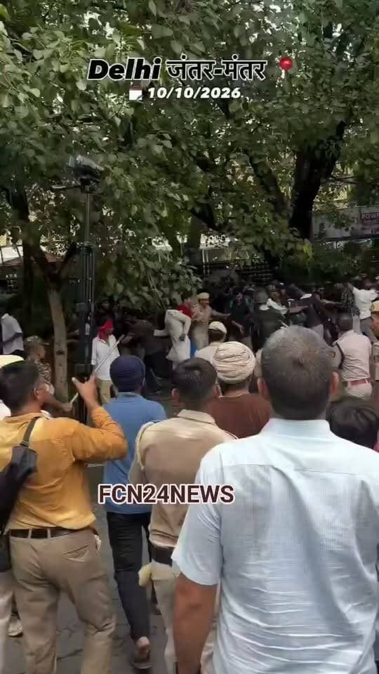 दिल्ली पुलिस ने अराजक तत्वों को दौड़ा दौड़ा कर पीटा