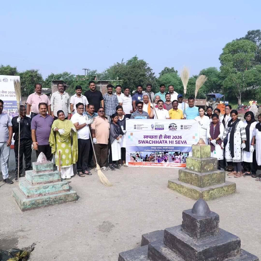 🧹 श्रमदान से स्वच्छता की ओर एक कदम...
स्वच्छता ही सेवा 2026 अभियान के अंतर्गत लेबर कॉलोनी छठ घाट, रायगढ़ में विशेष संघन सफाई अभियान चलाया गया।
अधिकारियों , कर्मचारियों एवं जनप्रतिनिधियो, ने श्रमदान कर स्वच्छता का संदेश दिया ।
🌿 स्वच्छ रायगढ़ - सुंदर रायगढ़
🤝 सेवा ही संकल्प , स्वच्छता ही पहचान
स्वच्छ , सुंदर एवं व्यवस्थित रायगढ़ के लिए एकजुट प्रयास |
#SHS2026 #SwachhataHiSewa2026 #SwachhChhattisgarh #SewaSankalp
@UrbanCGOfficial @ChhattisgarhCMO @DPRChhattisgarh @PMOIndia @SwachhBharatGov