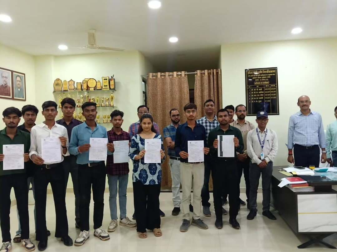 भारत निर्वाचन आयोग के निर्देशानुसार कलेक्टर एवं जिला निर्वाचन अधिकारी श्री इंद्रजीत चंद्रवाल, उप जिला निर्वाचन अधिकारी श्री सुरेंद्र कुमार ठाकुर तथा मुख्य कार्यपालन अधिकारी जिला पंचायत एवं स्वीप नोडल अधिकारी श्री प्रेम कुमार पटेल के मार्गदर्शन में अवंती बाई लोधी कृषि महाविद्यालय, छुईखदान में 17 वर्ष से अधिक आयु के छात्र-छात्राओं के मतदाता पंजीयन हेतु विशेष शिविर का आयोजन किया गया।
#sveep #kcgdistt