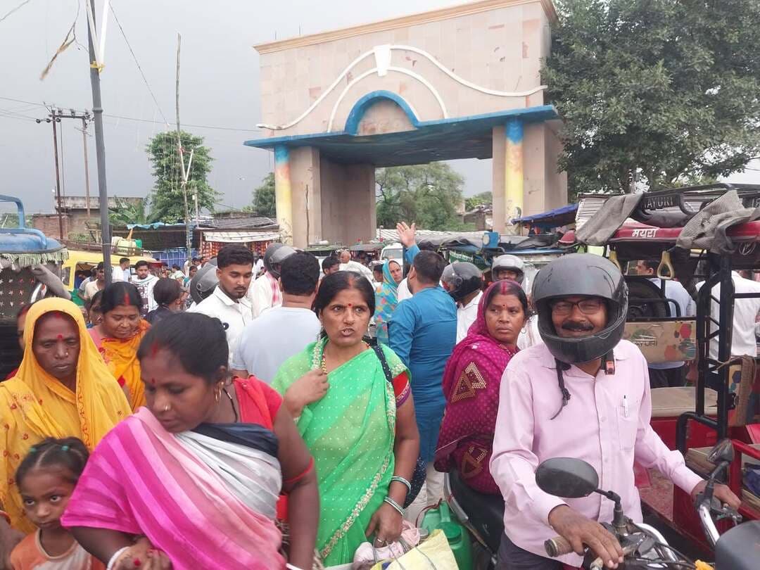 बरौनी के सिमरिया से बिहट तक महाजामः एंबुलेंस और वाहन दो घंटे से फंसे, पैदल चलना भी हुआ मुहाल
मुकेश कुमार बीहट (बेगूसराय):
बरौनी प्रखंड अंतर्गत सिमरिया सिक्स लेन से लेकर बिहट तक भीषण जाम की स्थिति उत्पन्न हो गई है। सड़क पर वाहनों की लंबी कतारें लग जाने के कारण आवापूरी तरह से ठप हो गया है। स्थिति इतनी भयावह है कि मुख्य सड़क पर पैदल चलना भी दूभर हो गया है।
मुख्य बिंदुः
घंटों से फंसे वाहनः कई मोटरसाइकिल, चार पहिया वाहन और आपातकालीन सेवाएं देने वाली एंबुलेंस पिछले दो घंटे से अधिक समय से इस भयंकर जाम में फंसी हुई हैं।
यात्रियों की परेशानीः भीषण जाम और धूप के बीच एंबुलेंस में मौजूद मरीजों और उनके परिजनों की सांसें अटकी हुई हैंकी समस्या विकराल रूप ले लेती है, जिससे लोगों का जीना मुहाल हो गया है।
गंभीर स्थितिः स्थानीय लोगों और वाहन चालकों ने प्रशासन से तुरंत हस्तक्षेप करने तथा ट्रैफिक नियंत्रण के लिए पुलिस बल की तैनाती की मांग की है, ताकि जल्द से जल्द जाम को खाली कराकर यातायात को सुचारू रूप से चालू किया जा सके।