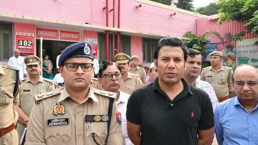 देवबंद सड़क हादसा: डीएम और एसएसपी ने घायलों के बेहतर इलाज के दिए निर्देश
सहारनपुर। देवबंद में शनिवार सुबह श्रद्धालुओं से भरी ट्रैक्टर-ट्रॉली को पीछे से कैंटर ने टक्कर मार दी। हादसे में कई लोग घायल हो गए, जबकि शुरुआती प्रशासनिक जानकारी के अनुसार दो लोगों की मौत हुई है। घायलों को अस्पताल में भर्ती कराया गया है।
प्रशासन के मुताबिक, चार घायलों का उपचार जारी है, जबकि कुछ घायलों को उनके परिजनों के रहने के स्थान के कारण मेरठ रेफर किया गया है। जिलाधिकारी सहारनपुर और वरिष्ठ पुलिस अधीक्षक ने घायलों को बेहतर चिकित्सा सुविधा उपलब्ध कराने के निर्देश दिए हैं। सीएमओ सहारनपुर को भी उपचार की समुचित व्यवस्था सुनिश्चित करने के लिए निर्देशित किया गया है।
घटना के संबंध में जिलाधिकारी और एसएसपी सहारनपुर द्वारा दी जानकारी।।