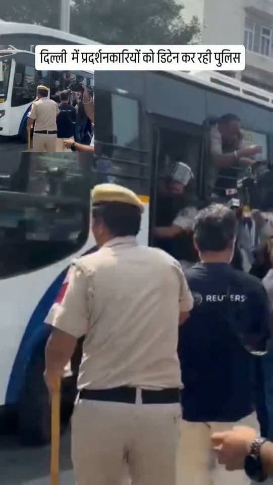 दिल्ली में प्रदर्शनकारियों को डिटेन कर रही पुलिस..
#delhi
#protest
#viral