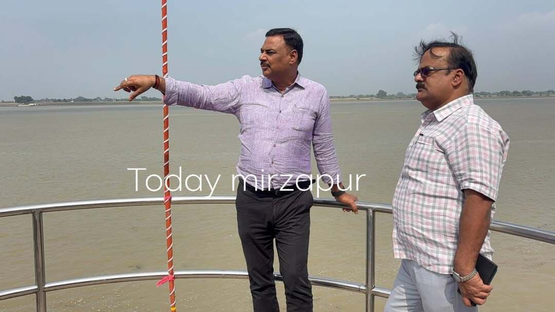 मिर्जापुर: नवरात्र मेला की तैयारियों का डीएम ने लिया जायजा, गंगा घाटों से मलबा हटाने का निर्देश
मिर्जापुर। मां विंध्यवासिनी धाम विंध्याचल में शारदीय नवरात्र मेला की तैयारियों के मद्देनजर जिलाधिकारी पवन कुमार गंगवार ने नगर मजिस्ट्रेट अभिनाश कुमार के साथ मंदिर परिसर, निर्माणाधीन हेलीपैड और गंगा घाटों का निरीक्षण किया।
गंगा नदी का जलस्तर घटने के साथ ही सीढ़ियों पर जमा मलबा तत्काल हटाने के निर्देश CNDS और नगर पालिका परिषद को दिए, ताकि श्रद्धालुओं को दर्शन-पूजन के दौरान किसी प्रकार की असुविधा न हो।
#मिर्जापुर #विंध्याचल #मां_विंध्यवासिनी #शारदीय_नवरात्र #नवरात्र_मेला #DM_Mirzapur #TodayMirzapurNews